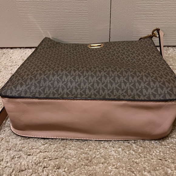 Large Michael Kors messenger bag. - Picture 4 of 4